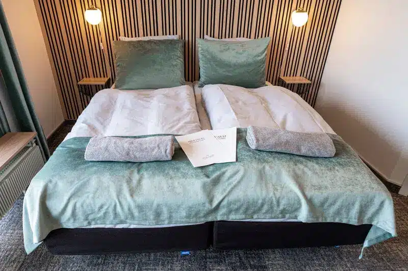 Behagelig seng i standardværelse hos Hotel Viking