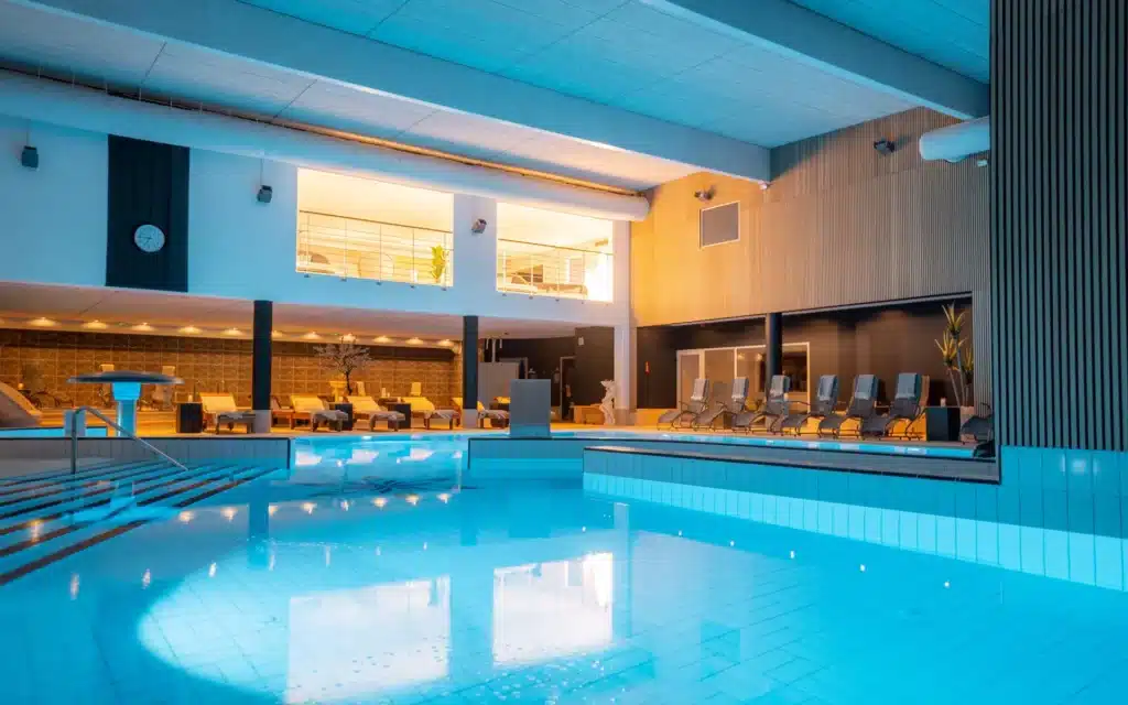Stort 30 grader opvarmet wellnessbassin hos Hotel Viking Sæby