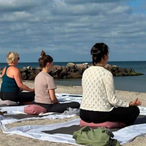 Yoga på stranden i Sæby