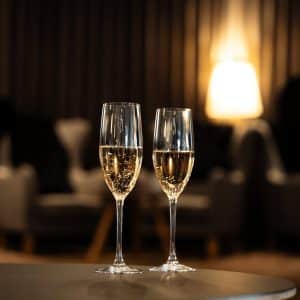 To glas mousserende vin i Hotel Vikings lounge