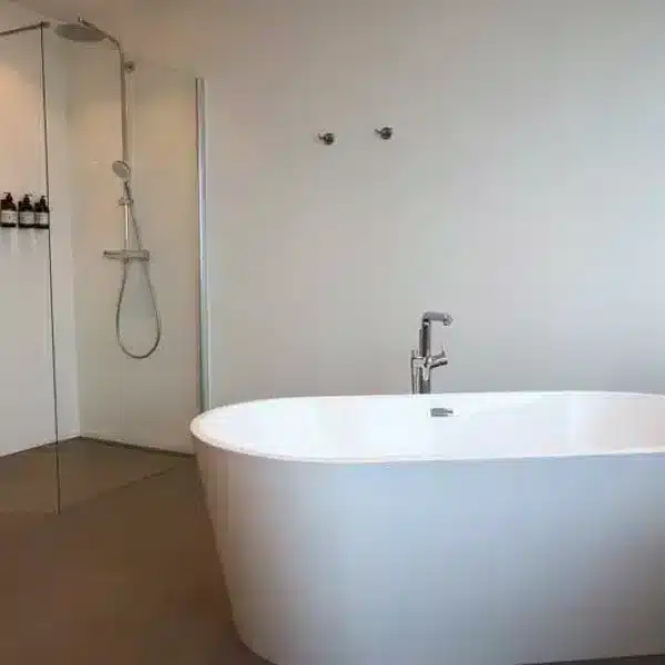 Fritstående badekar på værelse 104