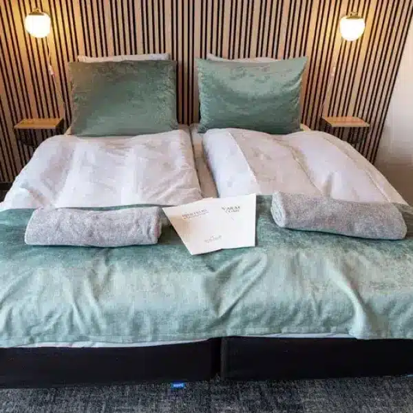 Behagelig seng i standardværelse hos Hotel Viking
