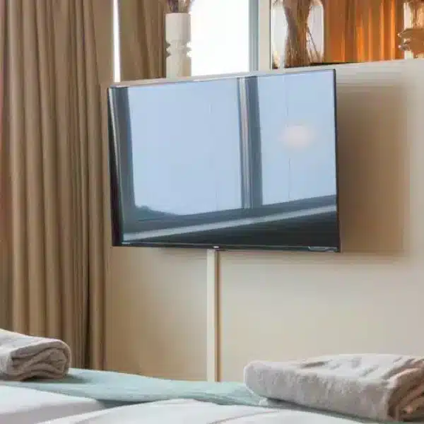 TV og seng på værelse 104