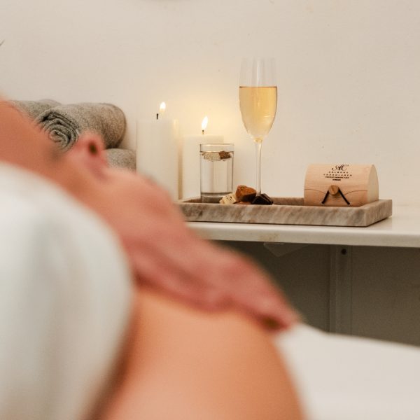 Wellnessbehandling med varme sten på Klinik Kilden